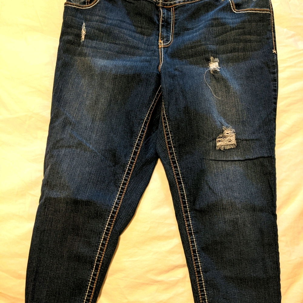 Distressed ankle jeans
